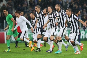 Juventus' players celebrate their 3-2 victory at the end of the UEFA Champions League Group A football match Juventus vs Olympiakos at the Juventus Stadium in Turin on November 4, 2014. AFP PHOTO / MARCO BERTORELLO (Photo credit should read MARCO BERTORELLO/AFP/Getty Images)